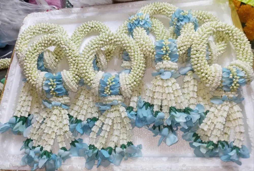 พวงมาลัยมะลิ อุบะสีฟ้า